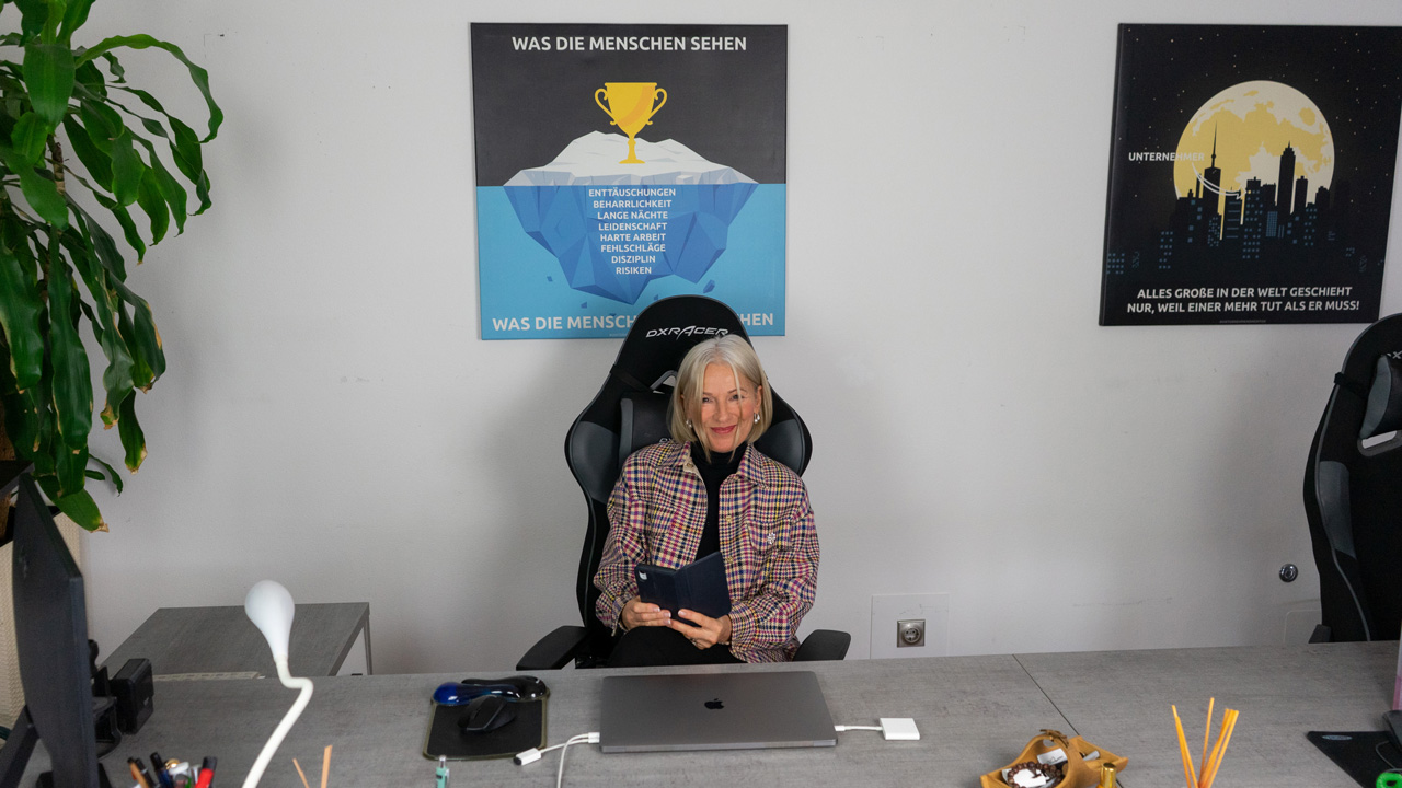 Doreen Ullrich am Schreibtisch