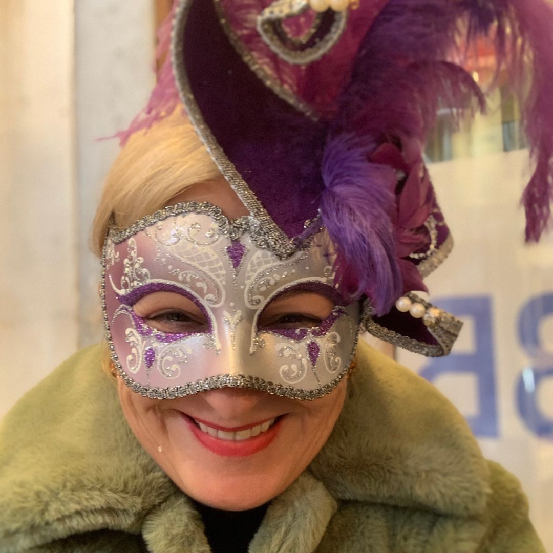 Der Narren Archetyp Kostenfreie Beratung_Doreen Ullrich mit Maske in Venedig