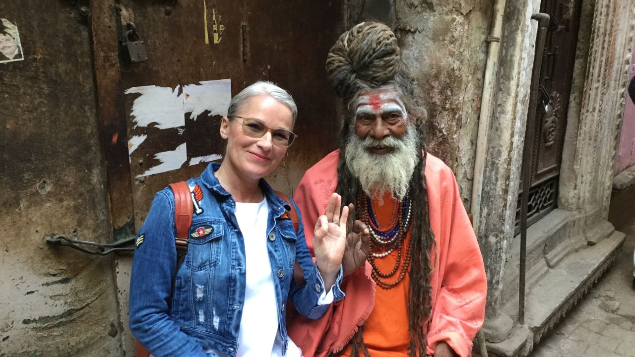 der Archetyp des Suchenden, Doreen Ullrich in Varanasi mit spirituellem Meister